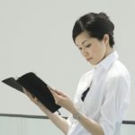 本を読む女性