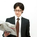 新聞を読むビジネスマン